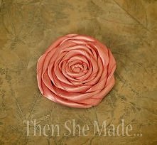 kwiat zwijany z tasiemki