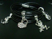 Czarna skóra i zawieszki