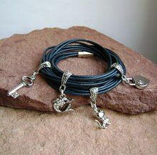 Skóra i srebrzone zawieszki...