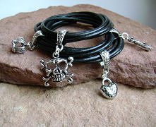 Skóra i srebrzone zawieszki...