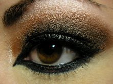 smoky eyes