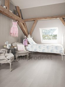 Ta wyjątkowa podłoga w pełni oddaje walory desek z prawdziwego drewna dębowego.