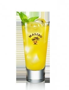 Malibu Passion - Do szklanki dodaj Malibu, sok z limonki. Uzupełnij lodem i dodaj sok z marakui.
