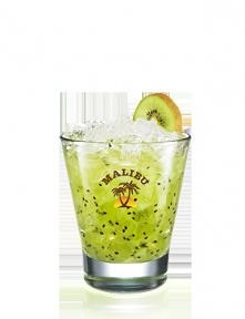 Malibu Kiwi - Kiwi rozetnij na małe kawałki i rozgnieć je w szklance. Dodaj Malibu i sok z cytryny. Mocno wymieszaj, dopełnij lodem kruszonym.