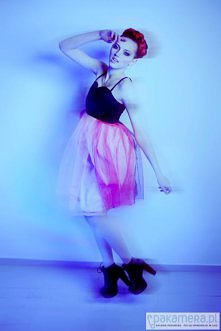 Sukienka, w której pięknie i dziewczęco wyglądać będzie każda z nas. Czarna góra i dół w odcieniach różu i fioletu. UROCZA!