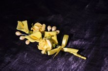 Herbaciano-  żółty kotylion z perełkami. invitiart@gmail.com