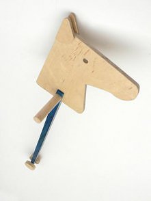 KONIK NA PATYKU - naturalno-niebieski