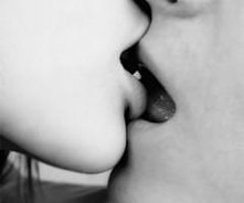 chce wiedziec jak całujesz bo dostaje świra .