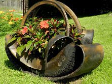 Przecięta opona jako doniczka dla kwiatów ogrodowych