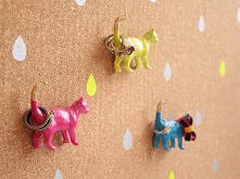 Figurki kotów jako wieszak ...