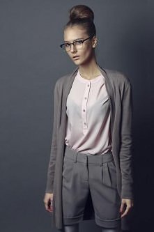 Trochę poważnie z nutką nonszalancji.