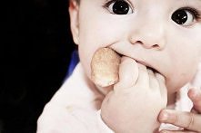 Dzieciak wcinający ciacho