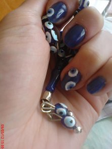 Paznokcie z tureckim wzorkiem Nazar Bonjuk.