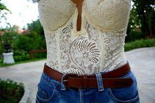 koronkowy gorset.
