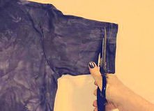 krok 1. Odetnij szwy na końcach rękawków.