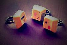 Zrób to sama! Wyciągnij przyciski z klawiatury. W starych klawiaturach wystarczy je podważyć, aby wyszły. W nowszych trzeba ją odwrócić na drugą stronę i rozkręcić a następnie p...