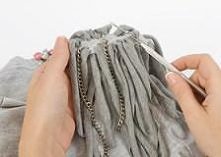 krok 5  Przełóż też łańcuszki przez dziurki. Pomóż sobie szpikulcem jeśli potrzebujesz.