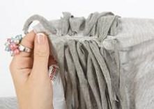 Krok 4  Przełóż wycięte paski przez otwory.