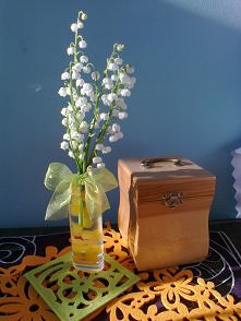 mój flakonik na kwiaty z flakonu po perfumach ;)