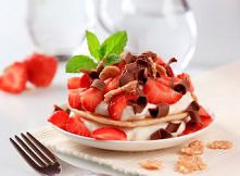 deser migdałowy z truskawkami i czekoladą