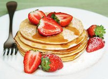 nalesniki na maślance z truskawkami