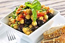 sałatka z ciecierzycy z oliwkami