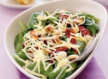 sałatka ze szpinakiem i suszonymi pomidorkami