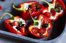 pieczona papryka nadziewana serkiem wiejskim, oliwkami i pomidorkami