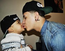 omom . ; >