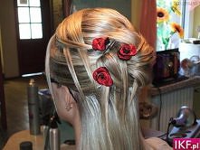 Upięcie z różyczkami