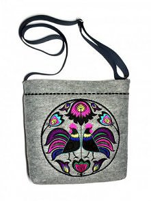 Średnia torba z haftem i regulowanym paskiem