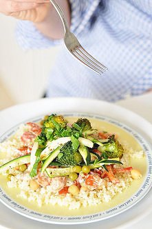 Grillowane warzywa z kaszą kuskus i jogurtem greckim