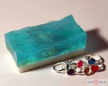 Mydełko z zatopionym pierśc...