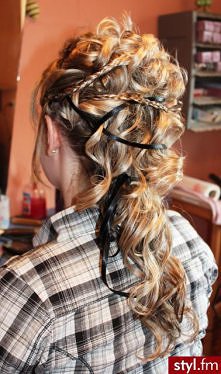 Z warkoczykami i tasiemką