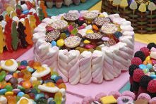 tort zrobiony z samych słodyczy