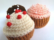 wypełnienie: włókno poliestrowe     zestaw trzech włóczkowych babeczek: czekoladowa, truskawkowa i waniliowa z ozdobnymi koralikami (w roli posypki lub owoców)    średnica babec...