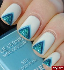 niebieskie trójkąty na białym