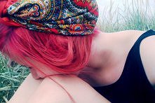 wie ktoś jak tak od dołu zawiązać chustkę ?