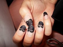 z lekką "koronką".