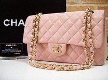 lekko różowa torebka.