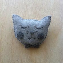 KOCUREK - broszka z serii HUG ATTACK!