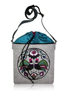 Filcowa torebka z haftem i regulowanym paskiem FOL (proj. Goshico)