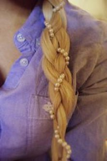 perełki we włosach