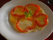 Papryka + 2jajka i liść bazylii dla ozdoby :)