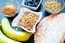 Placki tortilla lub naleśniki, masło orzechowe, banany, gorzka czekolada, orzeszki piniowe, borówki i/lub truskawki