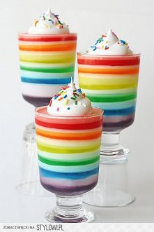 Najpierw wlewa sie galaretkę, potem serek homogenizowany z żelatyną wcześniej rozpuszczoną w odrobinie wody i tak na zmiane. Ale musi wcześniejsza warstwa mocno stężeć.