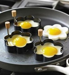 pomysł na jajka :)) można też wykorzystać inne foremki.