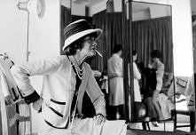 Typowy wizerunek Coco Chanel. Więcej o prawdziwym obliczu Coco Chanel na LoveNy.pl Photo source: Instintct magazine.com