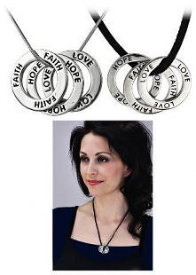 Wziąć trzy takie podkładki i wyskrobać ostrym narzędziem słowa, potem mazak/lakier lub coś czarnego piszącego, aby poprawić i pociągnąć lakierem utrwalającym ;)