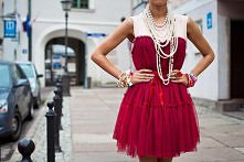 czerwona sukienka na romantyczny wieczór